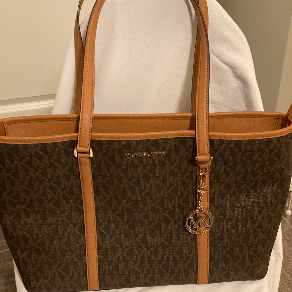 Michael Kors carryall shoulder bag.